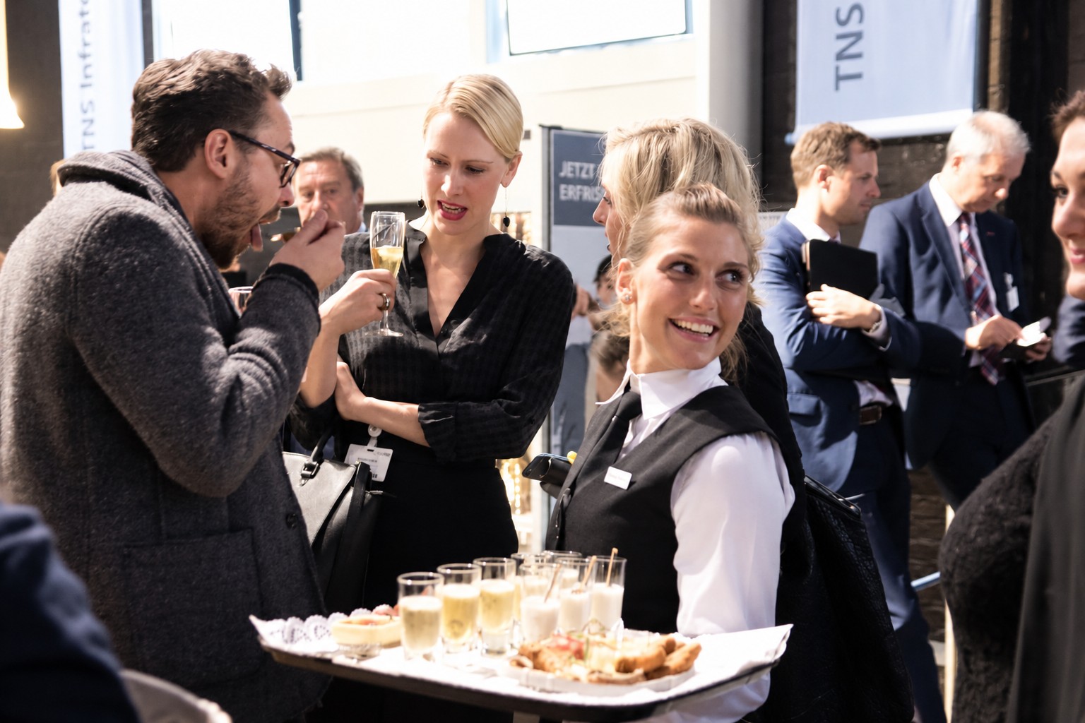 D-Event Mitarbeiterin bei der Gästebetreuung auf einer Veranstaltung