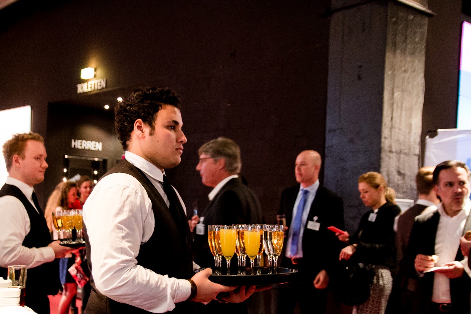 D-Event Servicekraft beim Getränkeservice auf einer Veranstaltung